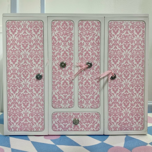 American Girl BATT Wood Doll Wardrobe Closet, Egg Chair W/Ottoman & Many Outfits - Picture 2 of 12